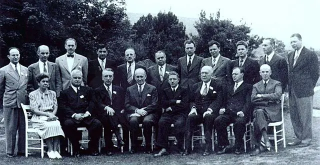 布雷顿森林体系确立了美国在世界经济体系的中心地位,1971年被尼克松政府宣告结束。