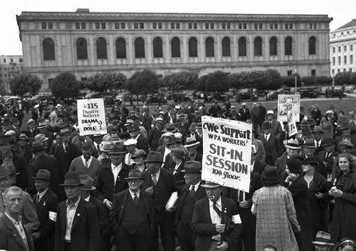 1937年7月26日民众在旧金山举行示威,抗议裁员及减薪。